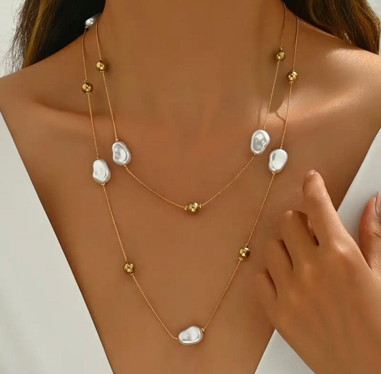 Collier Élégant pour Femme en Acier Inoxydable avec Chaîne Dorée & Perles Blanches Irrégulières - Bijou Classique et Polyvalent pour le Quotidien ou comme Cadeau, Collier Pendentif