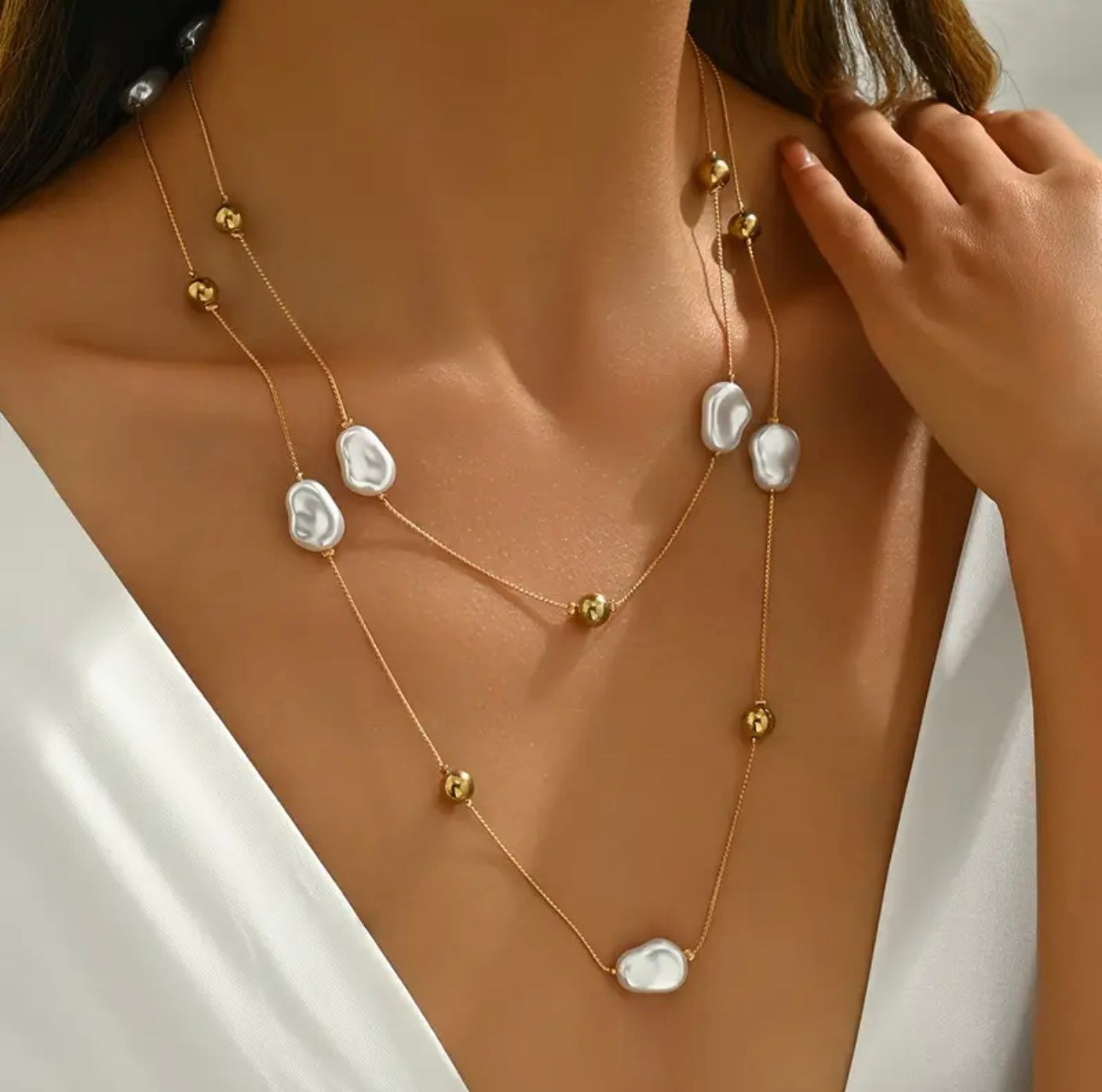 Collier Élégant pour Femme en Acier Inoxydable avec Chaîne Dorée & Perles Blanches Irrégulières - Bijou Classique et Polyvalent pour le Quotidien ou comme Cadeau, Collier Pendentif